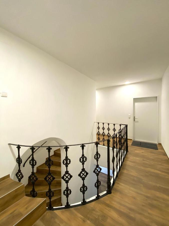 White Inn - Ferienwohnung Mit Terrasse Mürzzuschlag Exteriör bild